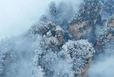 張家界再迎春雪，千峰沐雪如仙境