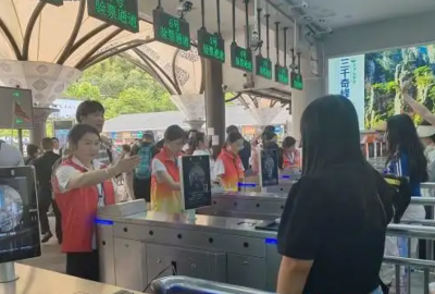 2025年火爆“五一”假期，張家界口岸出入境旅客超9100人次